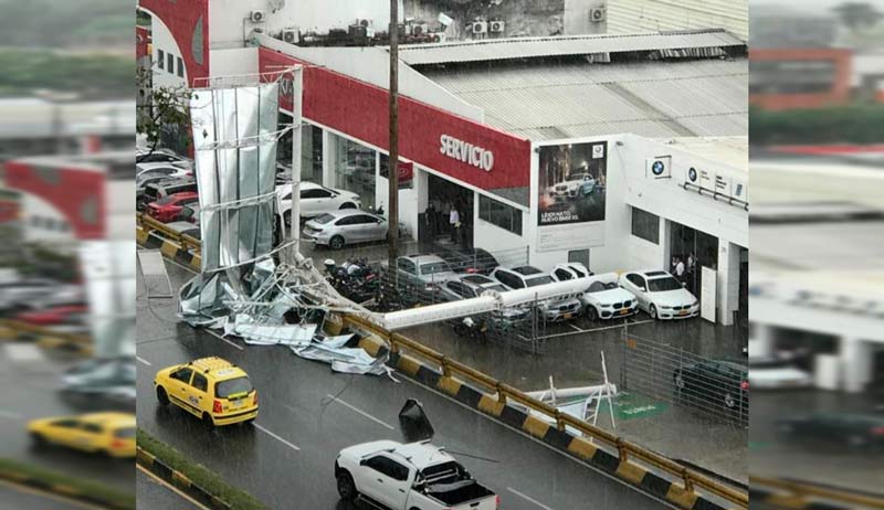 Al menos dos camionetas BMW destruidas por caída de valla en el sur de Cali