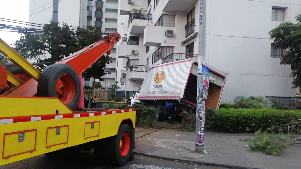 Aparatoso accidente dejó a camión 'empotrado' en unidad residencial del oeste de Cali
