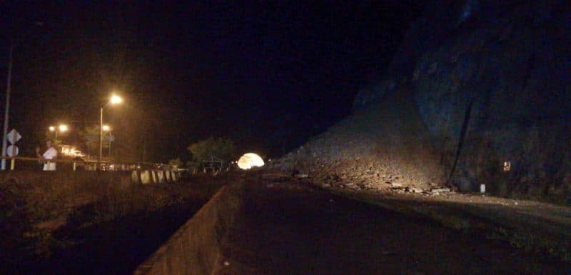 Por deslizamientos de tierra y accidente, permanece bloqueada vía Buga - Buenaventura en el KM 55
