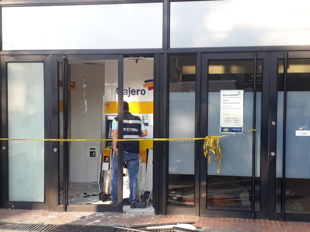 Con detonación de artefactos explosivos, roban dinero de cajero en el sur de Cali