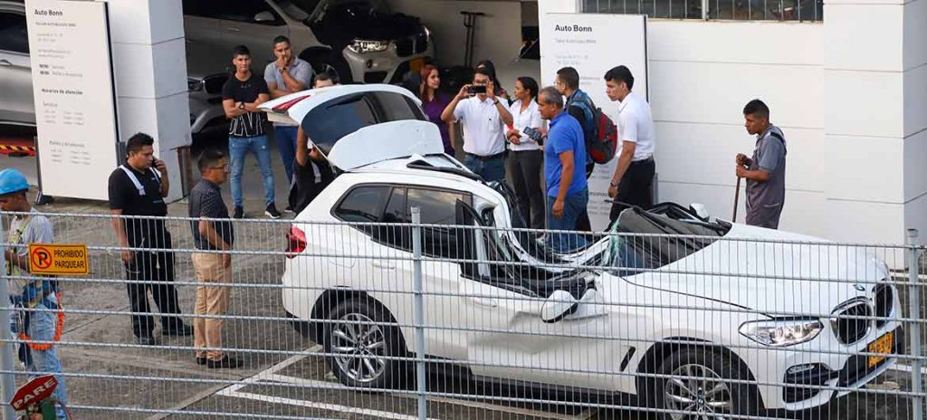 Investigan si metal de valla publicitaria que cayó sobre dos BMW estaba vencida