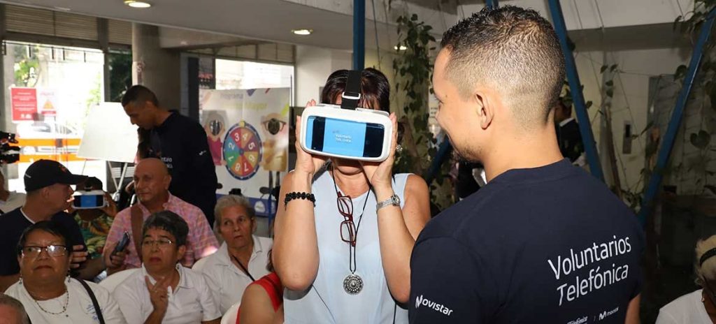 Adultos mayores disfrutaron una experiencia con realidad virtual y aumentada