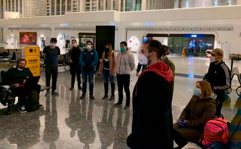 Avión con 13 colombianos ya salió de Wuhan y vienen de regreso al país
