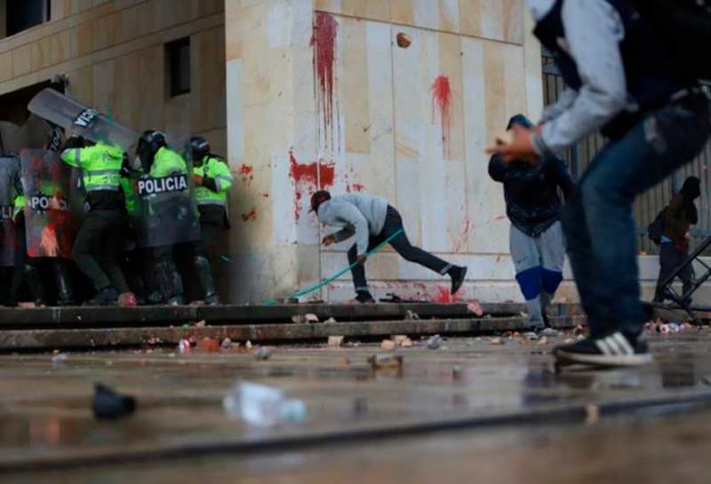 Disidencias de Farc y ELN auspician violencia en marchas en Bogotá: Claudia López