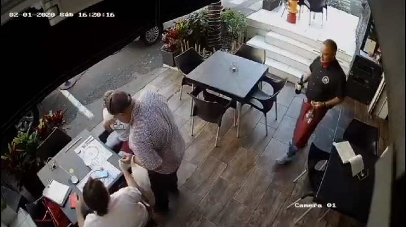 En video quedó registrado robo a pareja en un restaurante de El Peñón