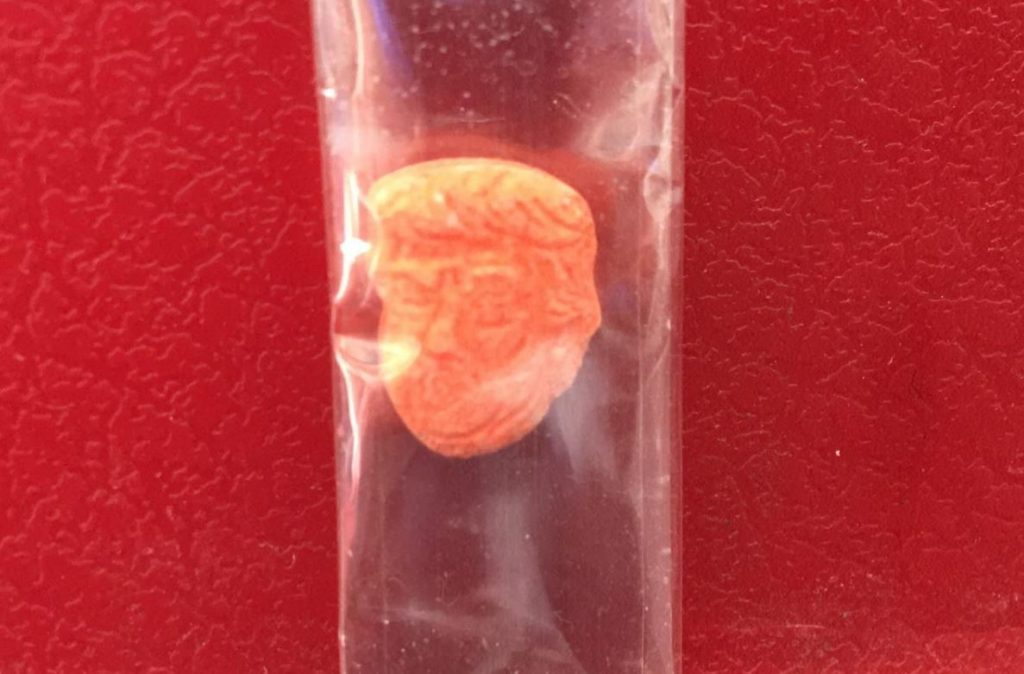 Policías incautan 51 pastillas de éxtasis con el rostro de Donald Trump