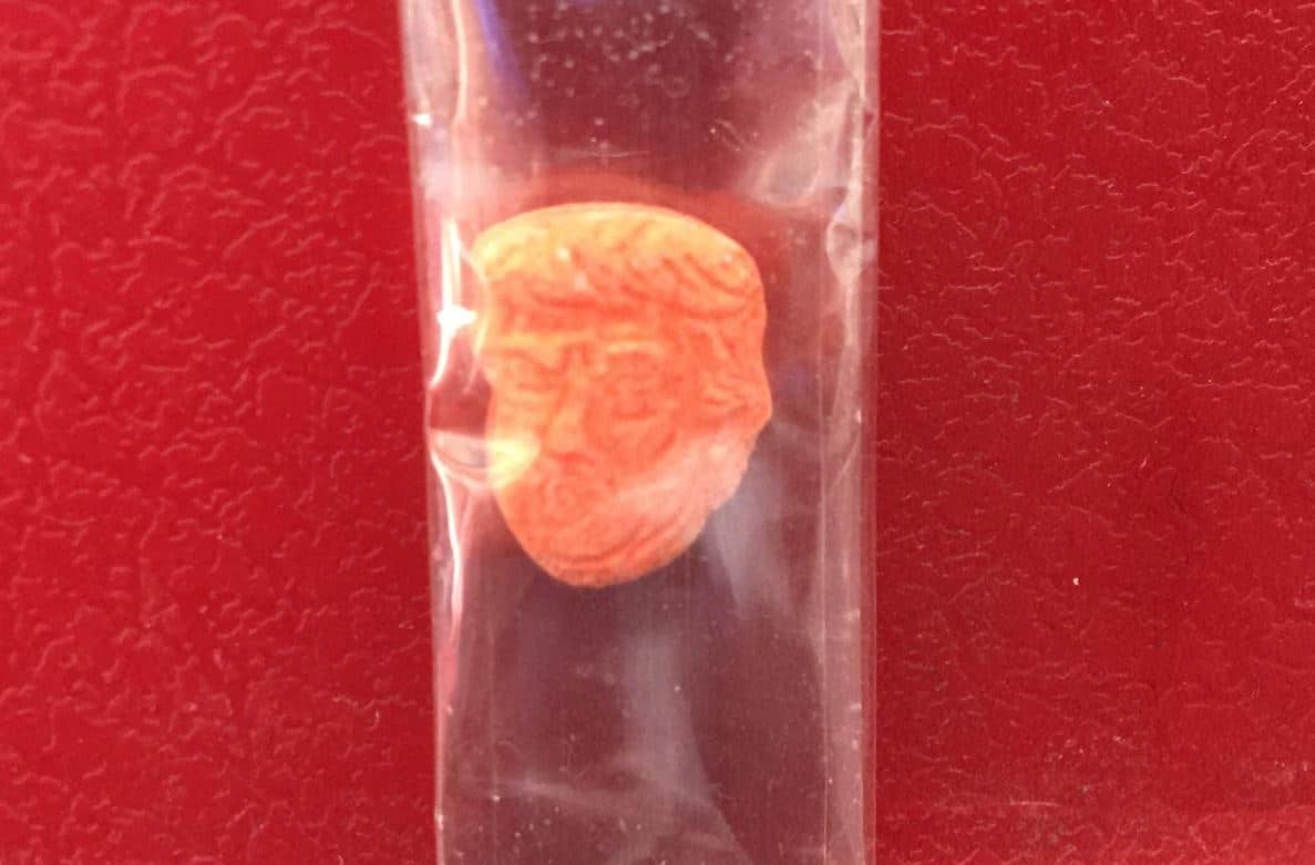 Policías incautan 51 pastillas de éxtasis con el rostro de Donald Trump