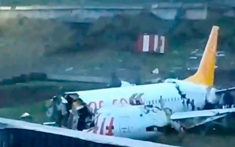 Un muerto y 157 heridos tras accidente de avión que se partió en tres partes