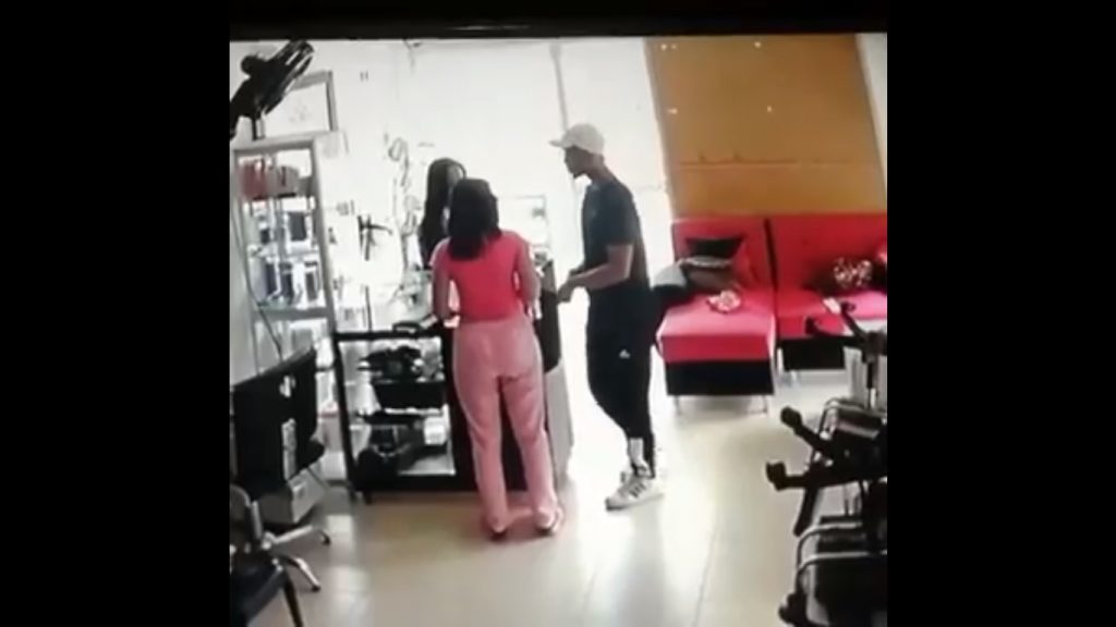 Video: una pareja robó  millones en artículos de una peluquería al oriente de Cali