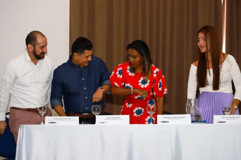 “Así se saluda en tiempos de coronavirus”, alcalde saludó con el codo a la Ministra de Cultura
