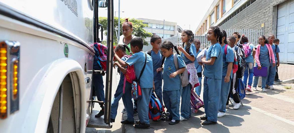 Adjudican contrato de transporte escolar que beneficiará a menores de zona rural y urbana de Cali
