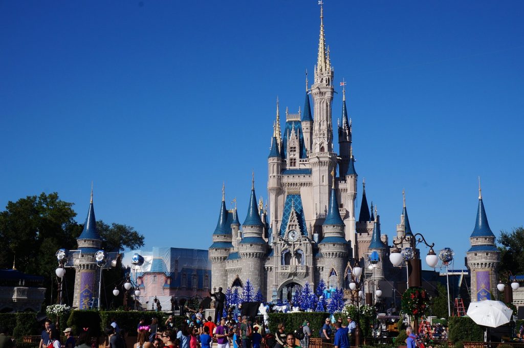 Parques temáticos de Walt Disney World cierran por la pandemia del coronavirus, paralizando así su imperio turístico