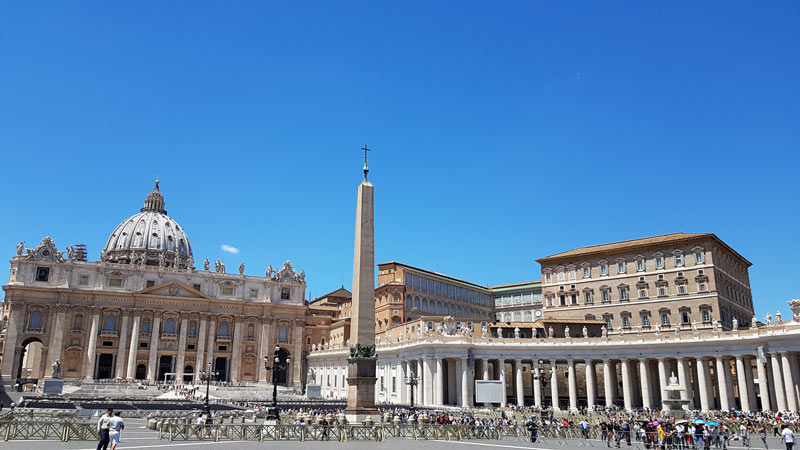 Plaza y Basílica de San Pedro en Roma cierran a los turistas por Covid-19