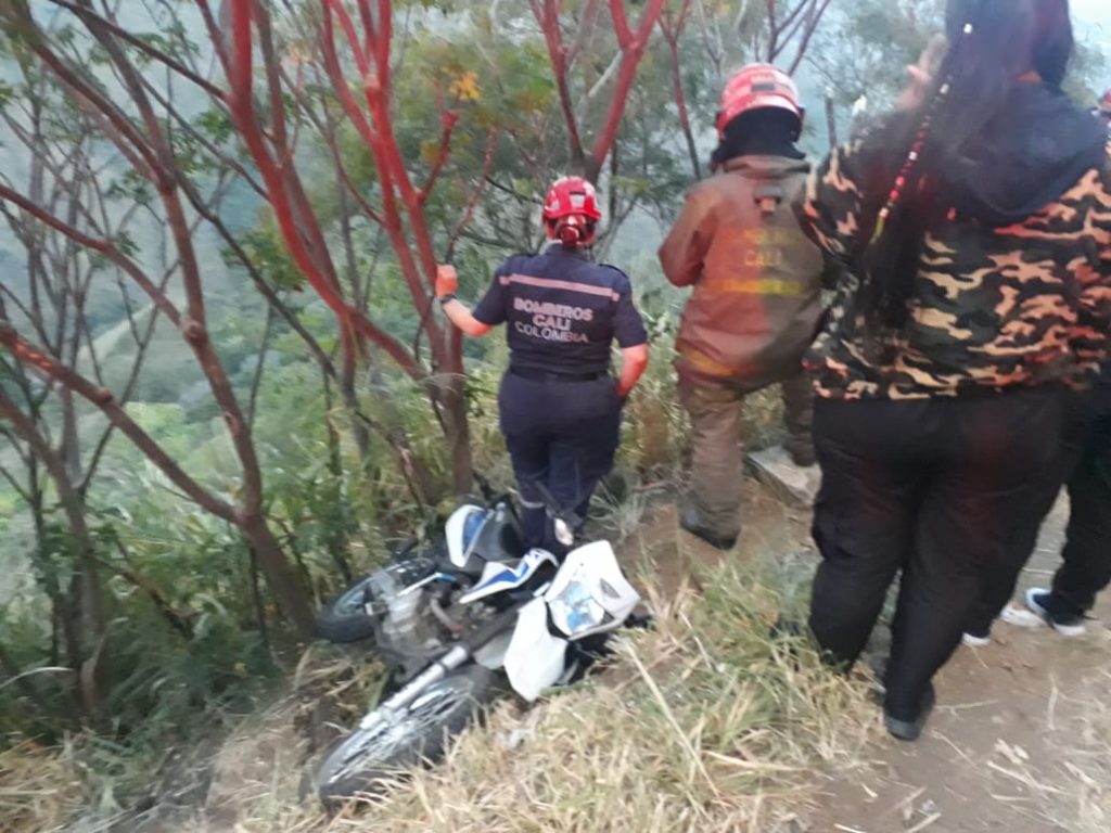 Rescatan a motociclista que cayó al menos ocho metros en abismo de la vía al Mar