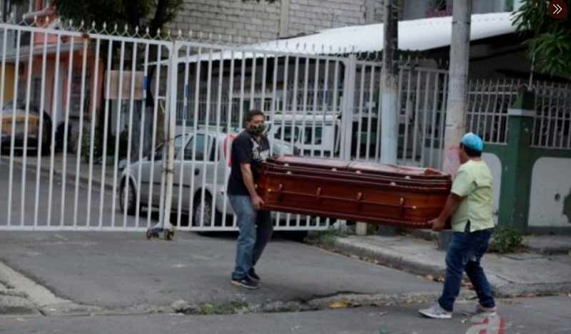 Ecuatoriano pide que retiren el cuerpo de su madre que yace muerta hace 5 días