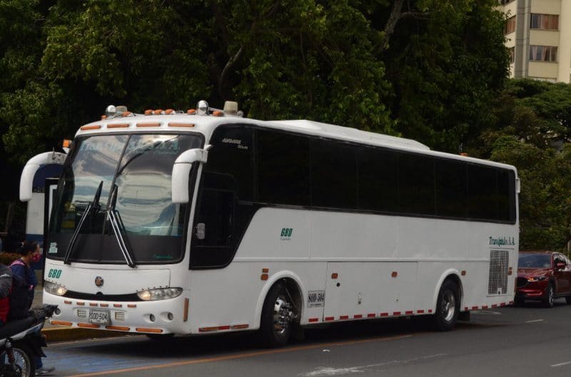 Inmovilizan bus que pretendía transportar desde Cali venezolanos a su país, sin autorización