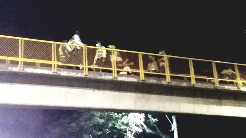 En video: agentes de tránsito rescatan a mujer que intentó lanzarse de un puente en Jamundí