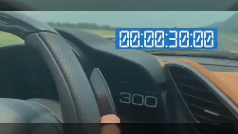 En video quedó registrado cuando un auto de alta gama sobrepasa los 300 km/h aprovechando la cuarentena