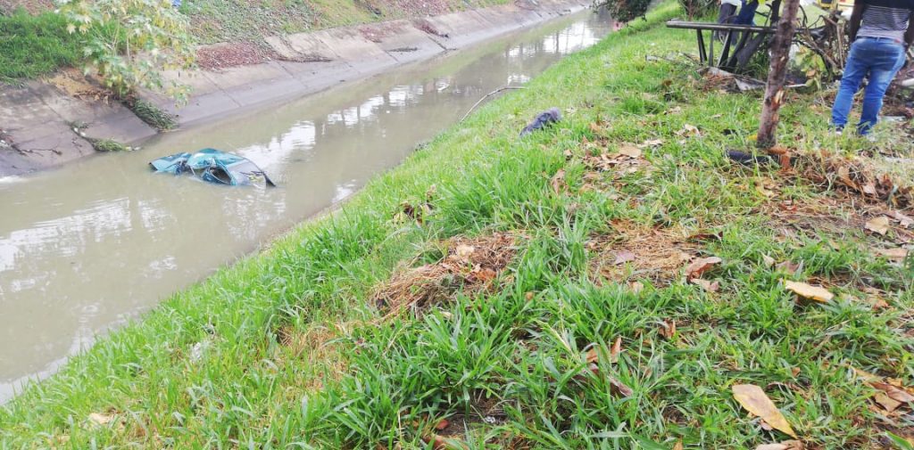 Carro que fue abandonado tras accidente, cayó a canal de aguas lluvias cuando era saqueado
