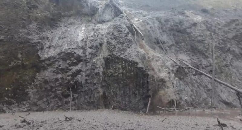 Fuertes lluvias provocan avalanchas en el Cauca. Familia atrapada ya fue rescatada