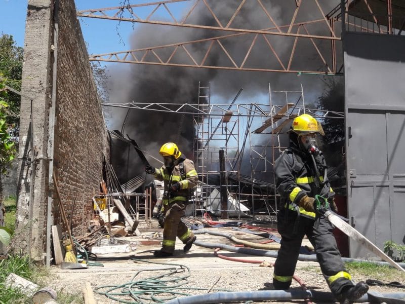 Bomberos de Cali y Palmira atendieron incendio en bodega de almacenamiento de neveras en La Dolores