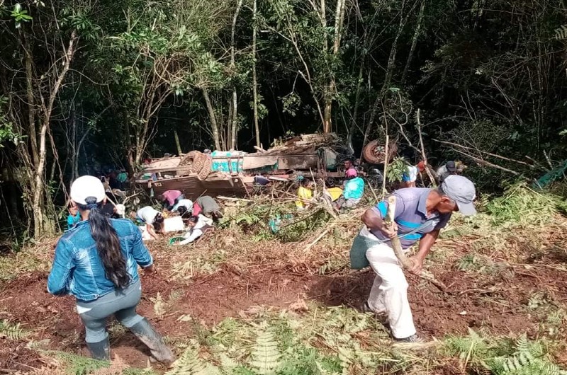 Un muerto y cinco heridos deja caída a un abismo de un bus escalera en Cauca