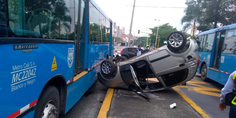 Dos heridos dejó aparatoso accidente de tránsito entre carro particular y bus del Mío