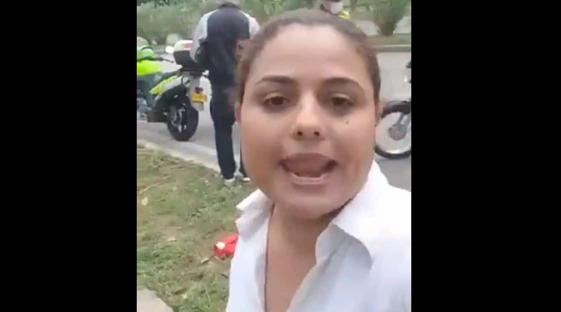 Virales: Mujer quiso denunciar abuso policial y le salió el tiro por la culata