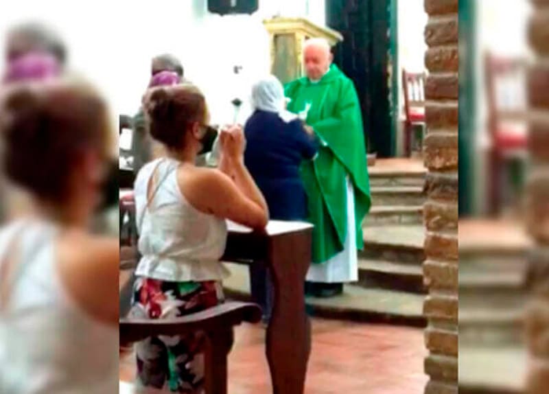 En video: Padre celebró misa en Popayán y entregó hostias sin medidas de bioseguridad
