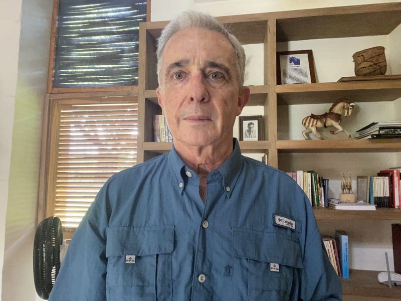 Por redes sociales, expresidente Álvaro Uribe anunció que fue reseñado como preso