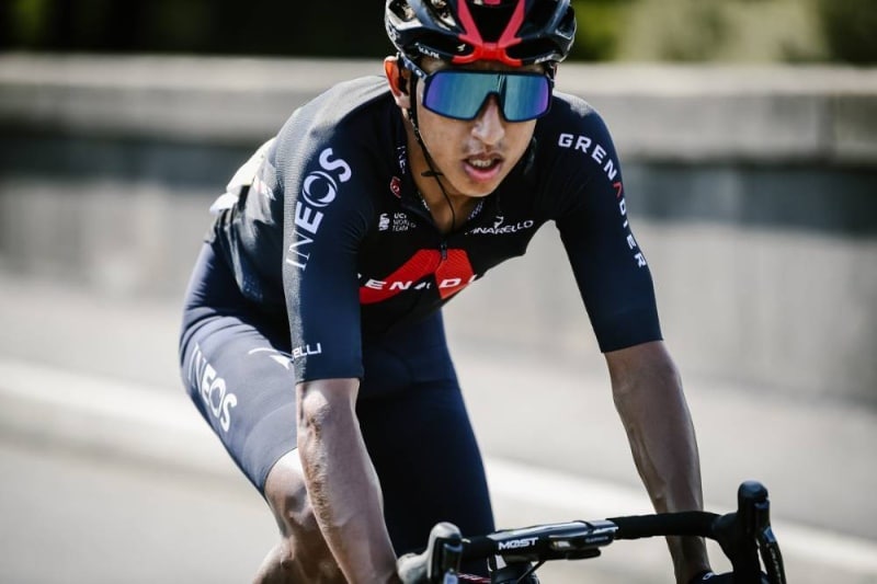 Egan Bernal se retira del Tour de Francia por molestias lumbares