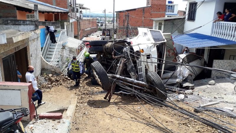 Aparatoso accidente en Yumbo dejó destrucción en cinco viviendas y tres carros