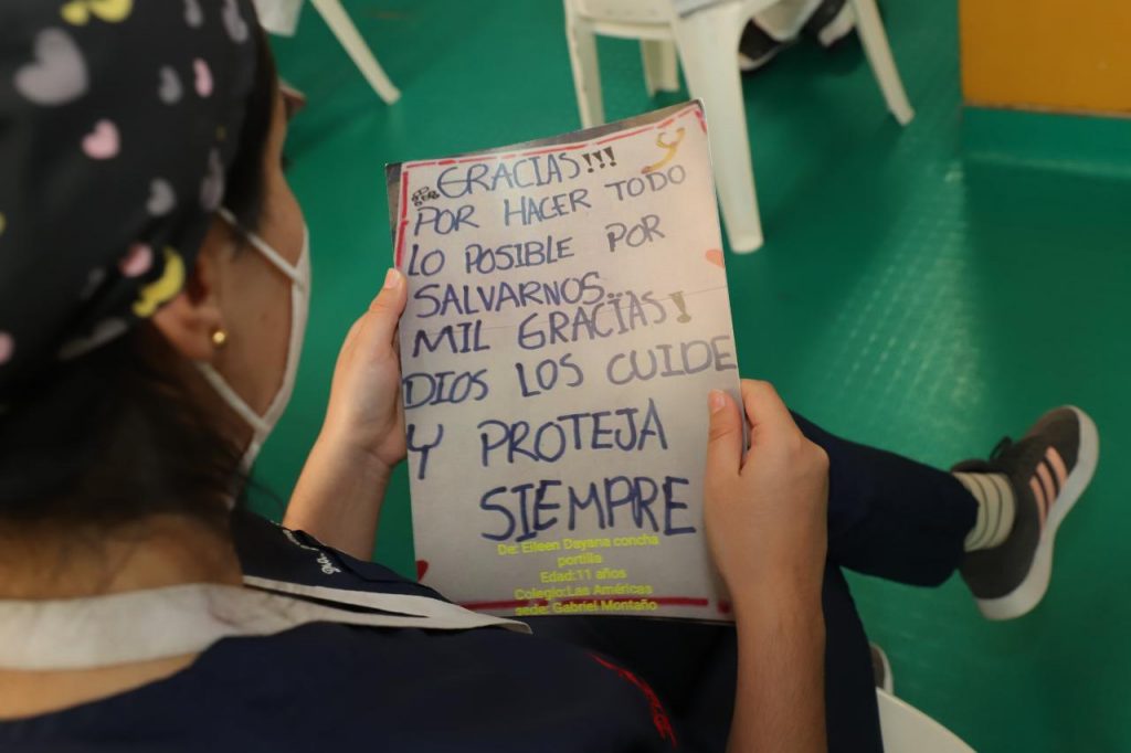 Con cartas, niños y jóvenes homenajearon al Hospital Universitario del Valle