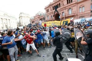 Caos y gases lacrimógenos en la Casa Rosada durante velorio de Maradona