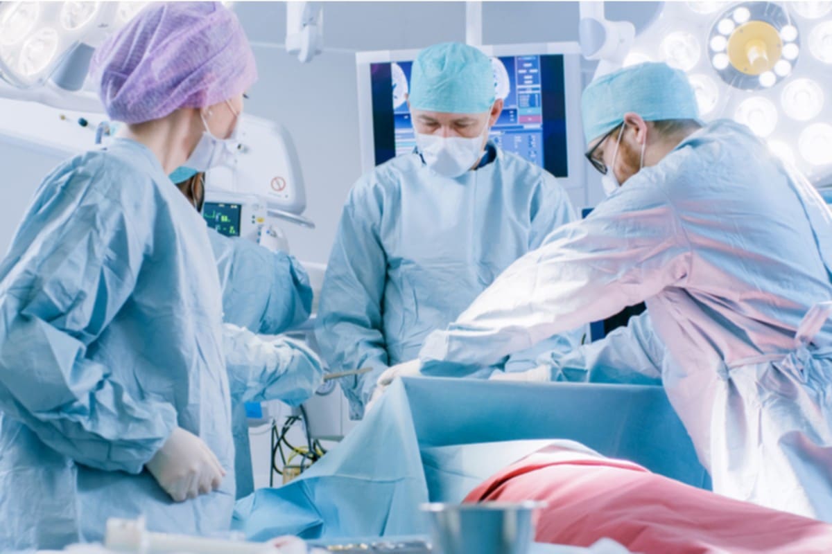 Cirujanos plásticos se encuentran en crisis por la prohibición de cirugías