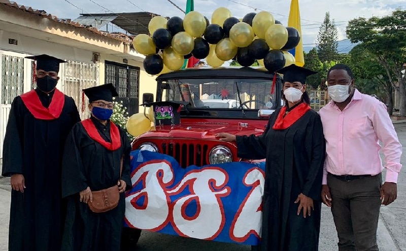 Colegio llevó en jeep diplomas de grado a estudiantes de zona rural de Pradera, Valle