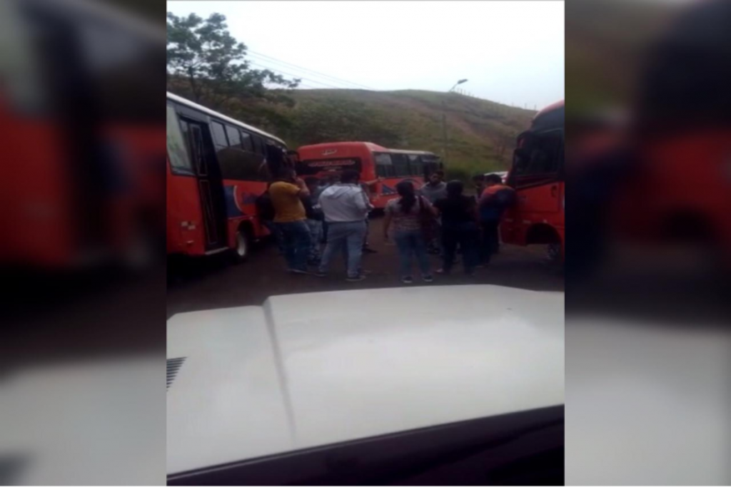 Reportan enfrentamientos entre empresas de transporte en la vía Montebello