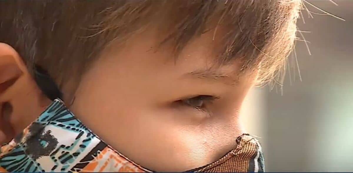 Niño con enfermedad visual degenerativa, pide ayuda para su tratamiento