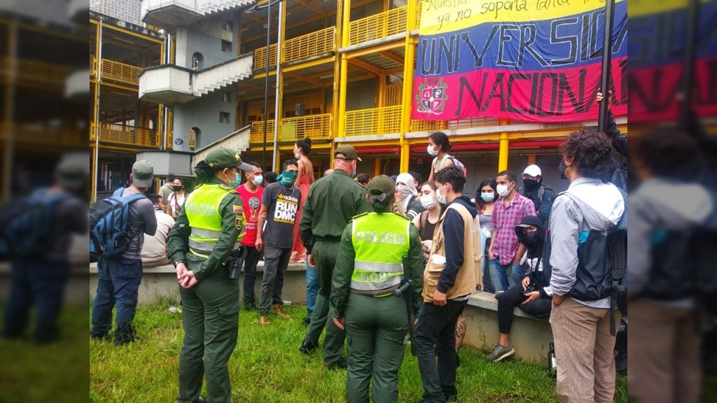 Fuerte tensión en Univalle por desalojo de la Policía a campamento de estudiantes