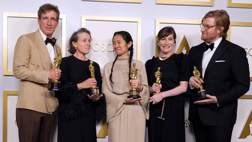 "Nomadland" dominó los Óscar con tres premios, incluido mejor película