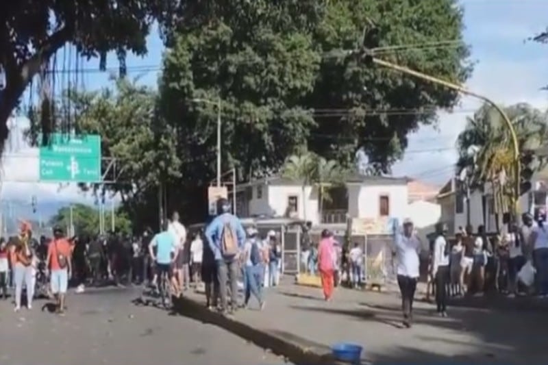 Cesan enfrentamientos pero continúan los bloqueos en Buga