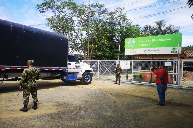 Fuerza Pública acompaña caravana con 64 toneladas de bienestarina