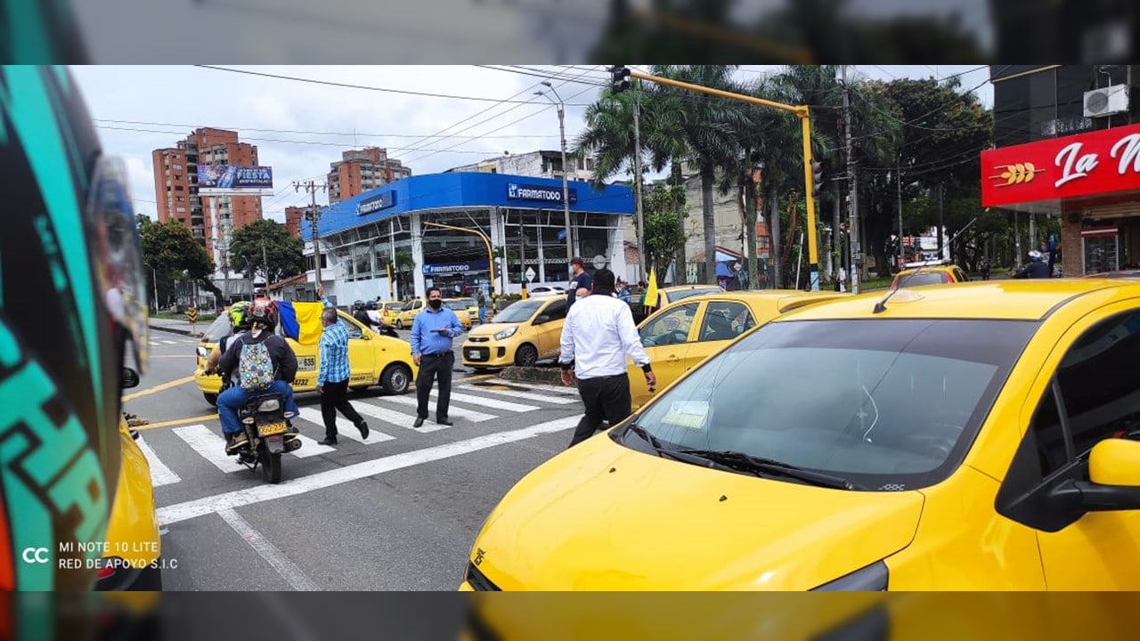 Taxistas no descartan paro tras el alza del combustible
