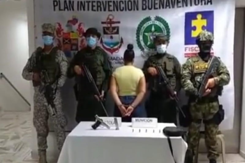 Mujer fue capturada con un arma de las Fuerzas Armadas en Buenaventura