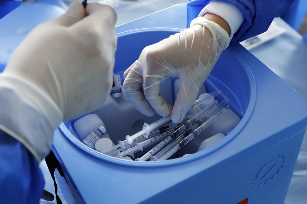 Ni las vacunas ni las PCR magnetizan con grafeno, como dicen mensajes virales