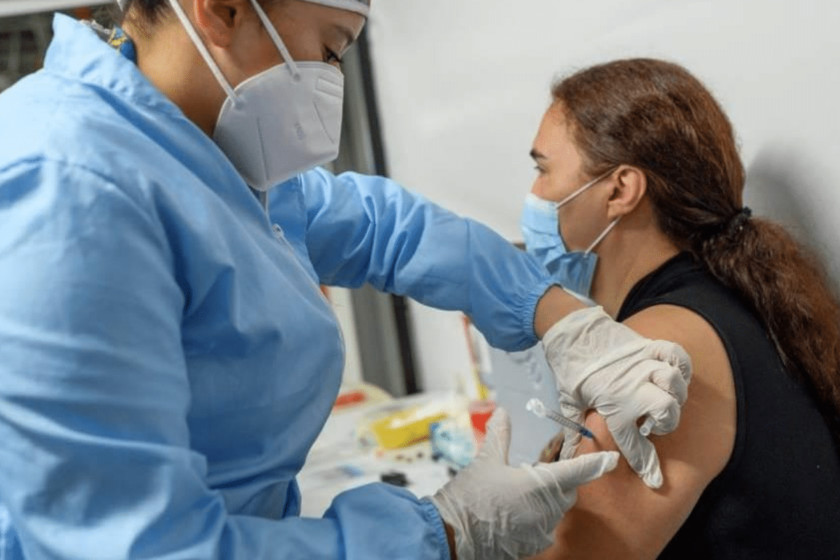 Inicia la aplicación de tercera dosis de vacunas covid para adultos mayores de 70 años en Colombia