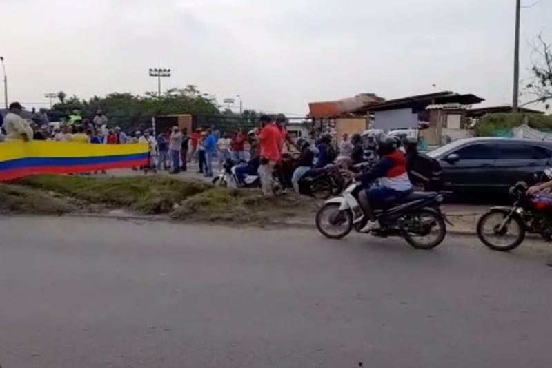 Se levantan barricadas en vías del municipio de Candelaria