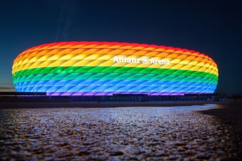 UEFA rechaza iluminación de estadio con colores de la bandera LGBTI