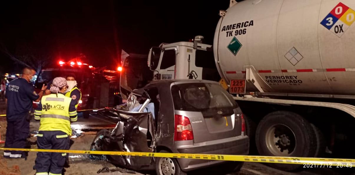 Fatal accidente en Rozo: dos personas murieron tras chocar con camión cisterna