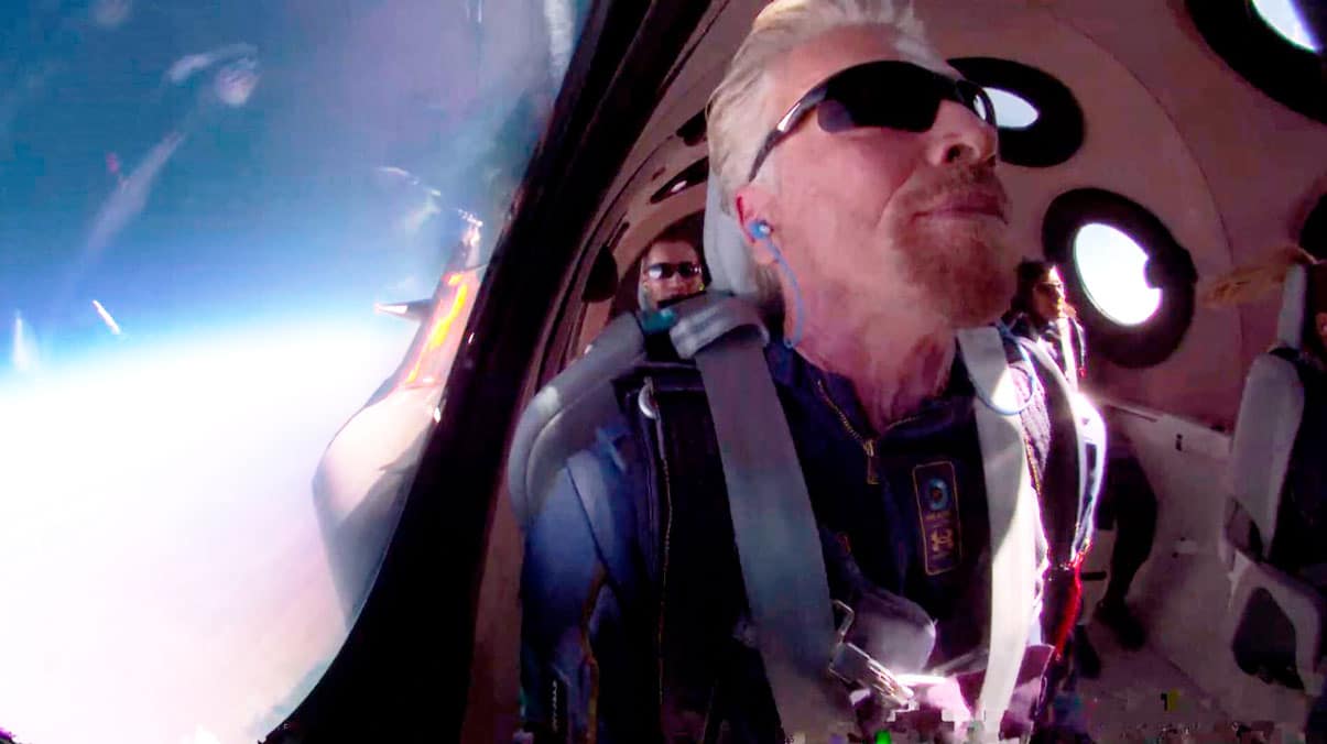 Millonario Branson cumple su sueño y llega al espacio en su propio avión